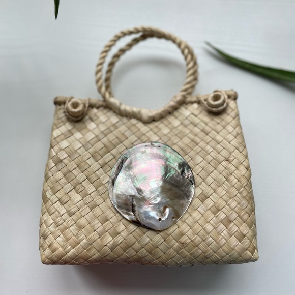 Handbags - Handmade Woven basket handbag with clam shell